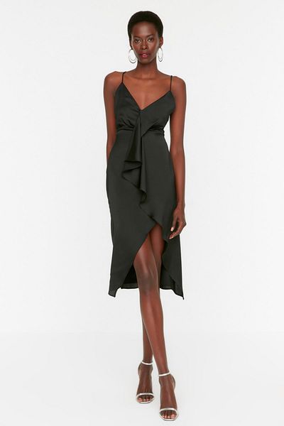 Trendyol Collection Elegantes Abendkleid aus schwarzem Volant-Satin TPRSS22EL2023