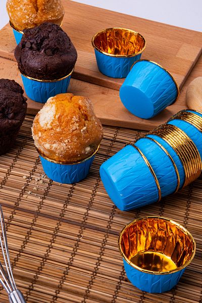 Huzur Party Store Blue Glossy Cardboard 25-Piece Cake Mold with Gold-Coated Edge that Does Not Scatter in the Oven 6.5x4 cm Muffin Cupcake