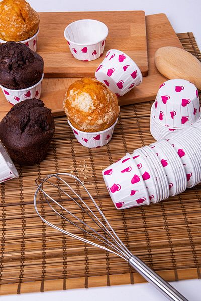 Huzur Party Store White 50-Piece Cake Mold Pink Heart Printed 7x3.5 cm Muffin Cupcake Stand Capsule