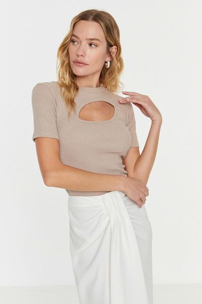 Trendyol Collection Mink Cut Out Λεπτομερής Εφαρμογή Crew Neck Crop με ριμπ ελαστική πλεκτή μπλούζα TWOSS22BZ0355