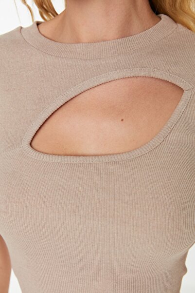 Trendyol Collection Mink Cut Out Λεπτομερής Εφαρμογή Crew Neck Crop με ριμπ ελαστική πλεκτή μπλούζα TWOSS22BZ0355