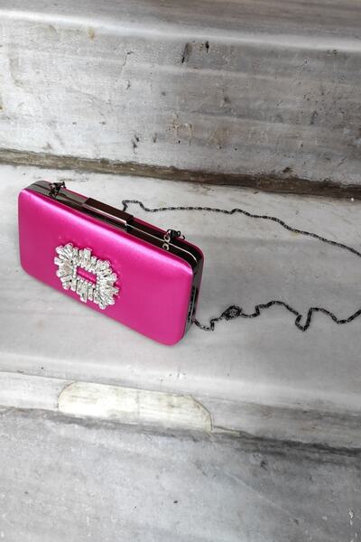 LA CALZATURE Відкрита фуксія атласна вечірня сукня з камінням і коробчастою сумочкою