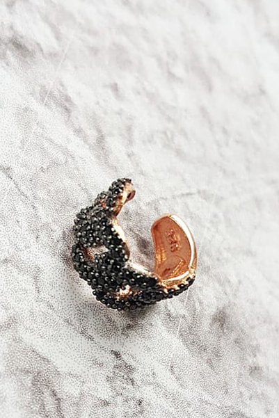 MorMajor Silver Yarım Tur Zincir Siyah Taşlı Gümüş Kıkırdak Küpe