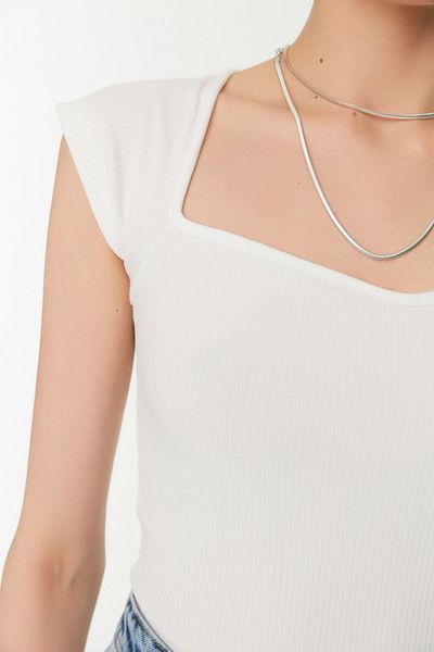 Trendyol Collection Gerippte, dehnbare, kurz geschnittene Strickbluse in Ecru mit Herzausschnitt und Raglanärmeln TWOSS22BZ1454