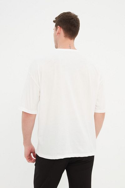 Trendyol Collection T-shirt z haftowanej bawełny oversize w kolorze ecru Süzene City - TMNSS22TS2268