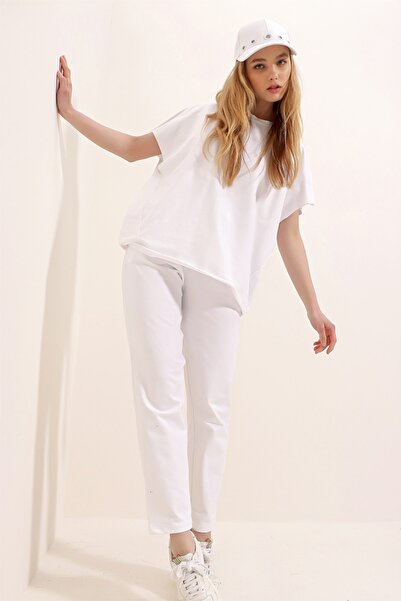 Trend Alaçatı Stili Weißer Trainingsanzug mit Rundhalsausschnitt und bequemer Passform für Damen ALC-X5885