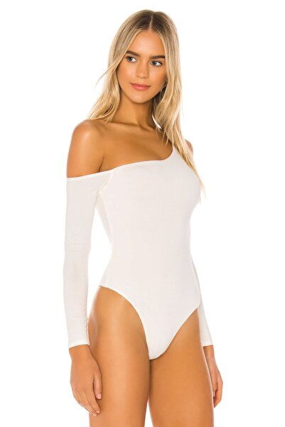 By Kul Design Γυναικείο κορμάκι από λευκό μεταξωτό ζέρσεϊ - Ανοιχτό ώμο