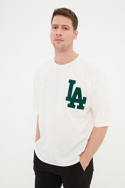 Trendyol Collection Ecrufarbenes, übergroßes Baumwoll-T-Shirt mit Süzene City-Stickerei - TMNSS22TS2268