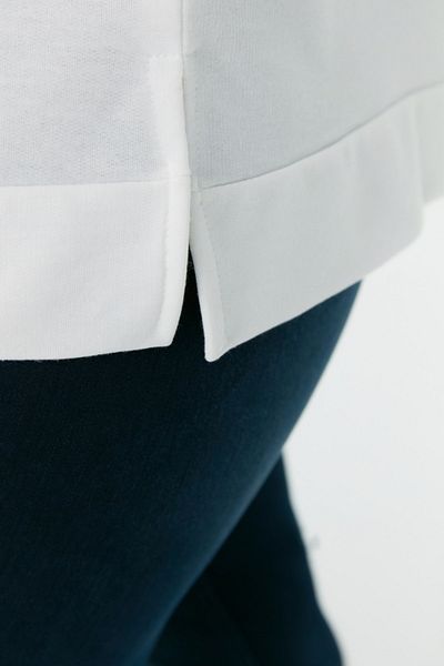 Trendyol Curve Cienka bluza z dzianiny w kolorze ecru z rozcięciem TBBSS22SW0172
