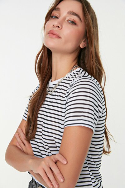 Trendyol Collection Černé pruhované základní tričko s krátkým rukávem Regular Fit pletené tričko TWOSS21TS0904