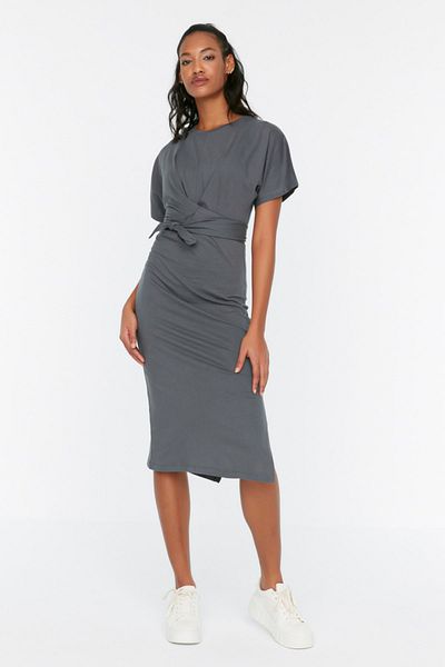 Trendyol Collection Anthrazitfarbenes, tailliertes Midi-Bleistiftkleid aus 100 % Baumwolle mit Schlitz und Bindedetail TWOSS21EL0404
