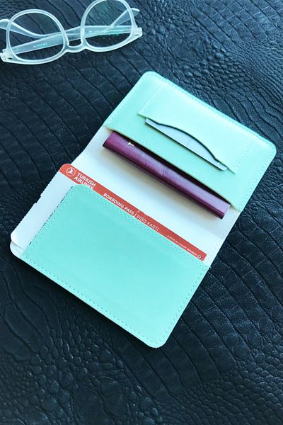ViP GiFT Voyager Passport Case Minimalist Vegan Faux Leather Passport Holder Nile Green