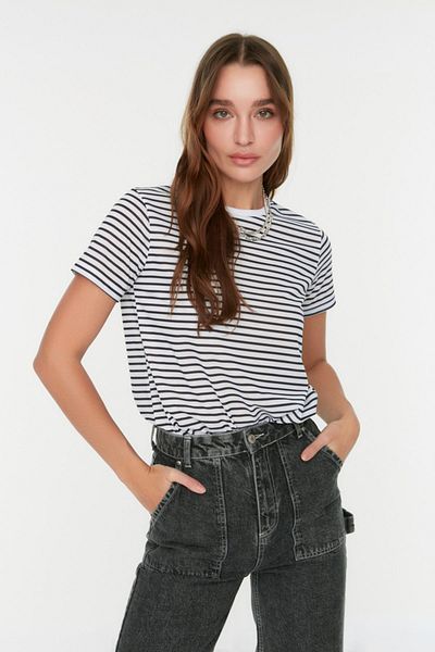 Trendyol Collection Schwarz gestreiftes Basic-Strick-T-Shirt TWOSS21TS0904