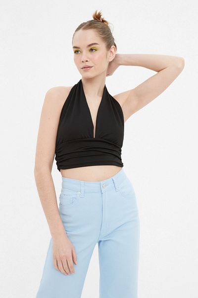 Trendyol Collection Czarna dopasowana bluzka z dzianiny typu halter TWOSS22BZ0544