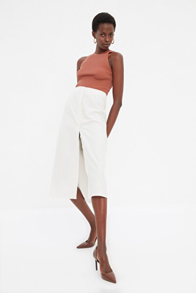 Trendyol Collection Brązowa prążkowana bluzka z cienkiej dzianiny TWOSS21BZ0090