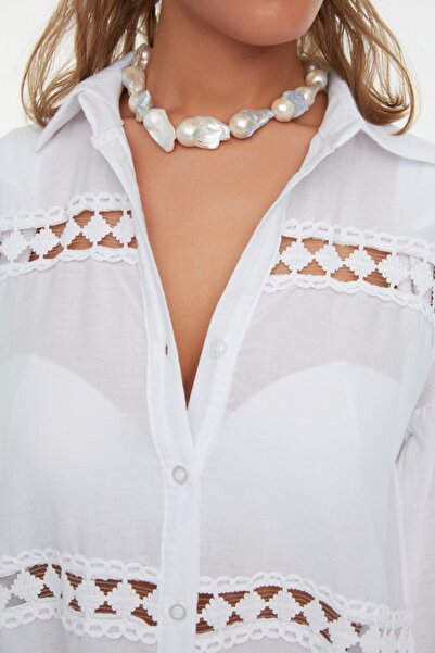 Trendyol Collection Cămașă de plajă țesută albă 100% bumbac cu accesorii cu dungi TBESS22GO0213