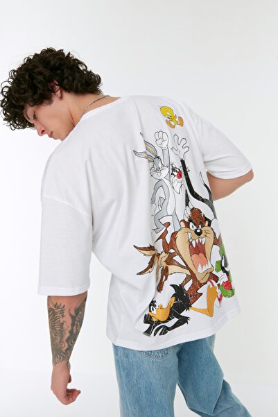 Trendyol Collection Looney Tunes εμπριμέ λευκό μπλουζάκι υπερμεγέθη - Crew Neck TMNSS22TS0089