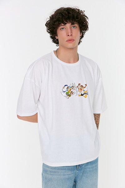 Trendyol Collection Looney Tunes εμπριμέ λευκό μπλουζάκι υπερμεγέθη - Crew Neck TMNSS22TS0089