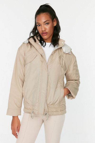 Trendyol Collection Бежово ватирано палто с качулка и джобове TWOSS22MO0030