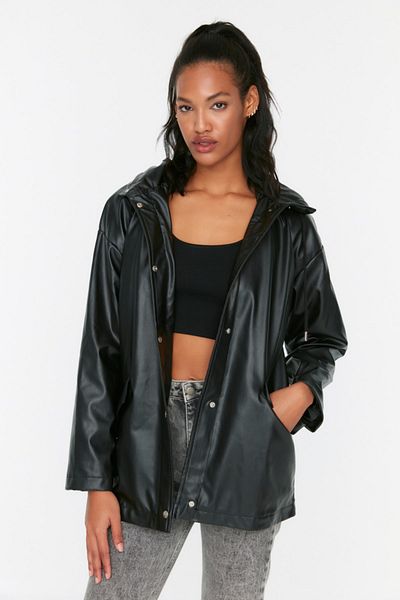 Trendyol Collection Черно палто от изкуствена кожа с качулка TWOSS22MO0019