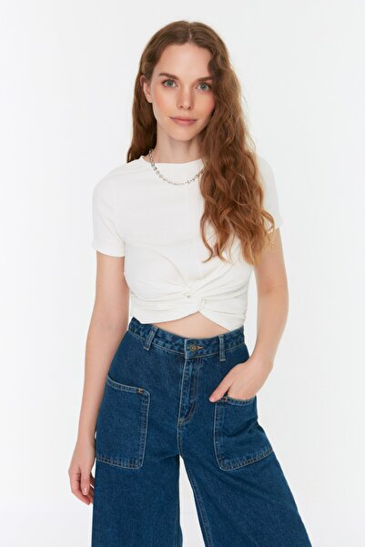 Trendyol Collection Weiße Wickel-Strickbluse mit Rundhalsausschnitt und detaillierter Schleife TWOSS22BZ1311