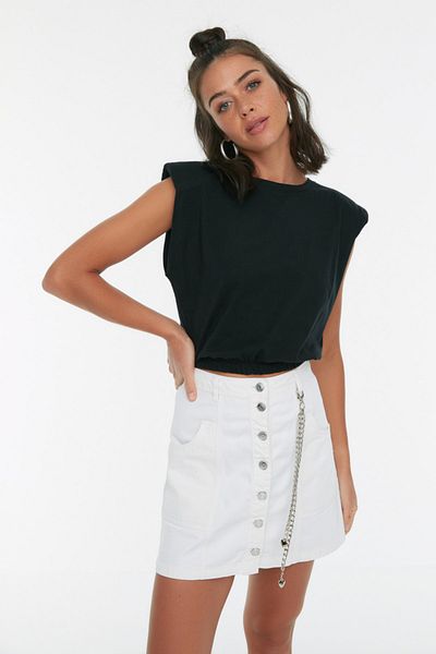 Trendyol Collection Schwarzes, wattiertes, kurz geschnittenes Strick-T-Shirt aus 100 % Baumwolle mit Rundhalsausschnitt TWOSS21TS0379