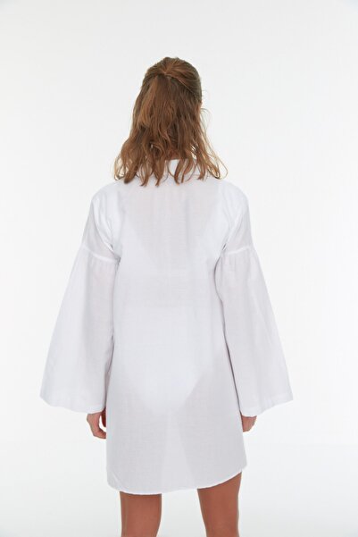 Trendyol Collection Cămașă de plajă țesută albă 100% bumbac cu accesorii cu dungi TBESS22GO0213