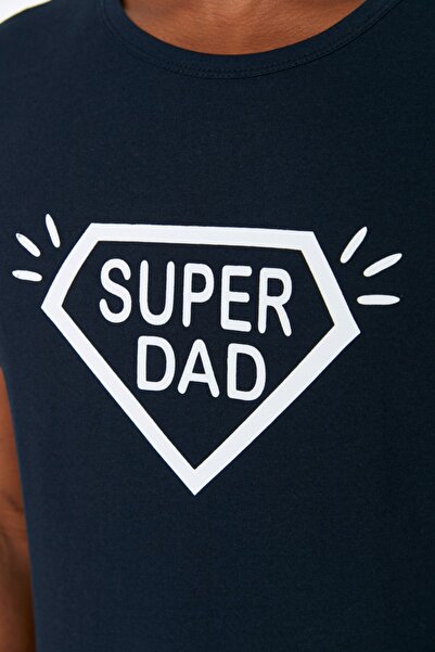 Trendyol Collection Tmavě modré pánské tričko s tenkým textem s potiskem 100% bavlna TMNSS22TS00010