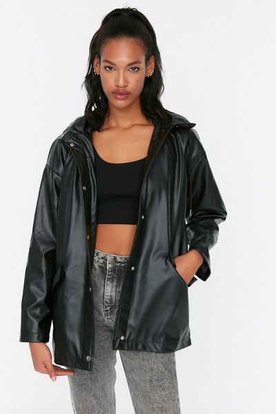 Trendyol Collection Черно палто от изкуствена кожа с качулка TWOSS22MO0019