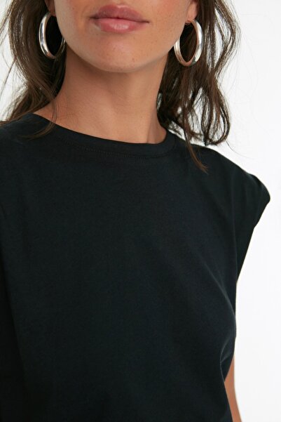 Trendyol Collection Černé 100% bavlněné vycpané triko Crop Crew Crew Neck Pletené tričko TWOSS21TS0379