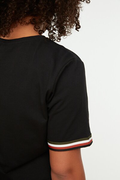 Trendyol Curve Μαύρη λαιμόκοψη 100% βαμβακερά μανίκια με λεπτομέρεια πλεκτό μπλουζάκι μεγάλου μεγέθους Φόρεμα TBBSS22EL1591