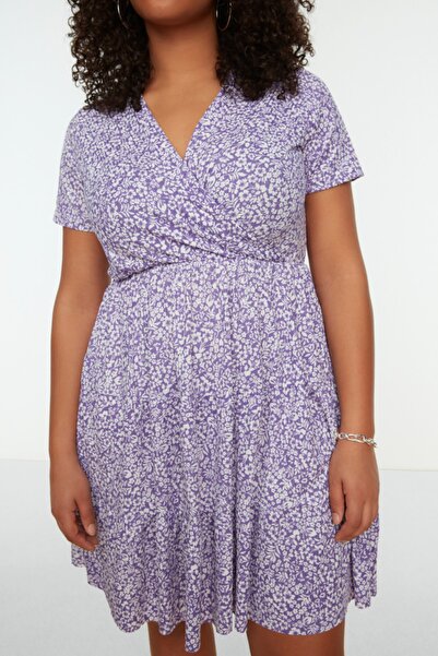 Trendyol Curve Φόρεμα λιλά με λαιμόκοψη V με λουλουδάτο στάμπα πλεκτό συν μέγεθος TBBSS22EL1638