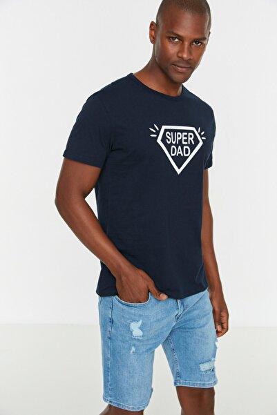 Trendyol Collection Tmavě modré pánské tričko s tenkým textem s potiskem 100% bavlna TMNSS22TS00010