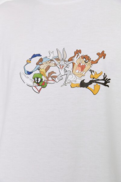 Trendyol Collection Looney Tunes εμπριμέ λευκό μπλουζάκι υπερμεγέθη - Crew Neck TMNSS22TS0089