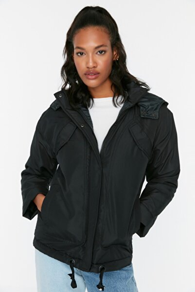 Trendyol Collection Černý kapesní prošívaný kabát s kapucí TWOSS22MO0030