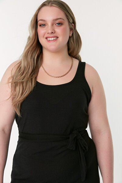 Trendyol Curve Schwarzes Strickkleid mit Gürtel und Schlitz TBBSS22EL0532
