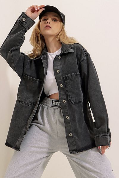 Trend Alaçatı Stili Anthrazitfarbene, gewaschene Oversize-Jeansjacke mit zwei Taschen für Damen ALC-X8152