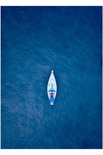 Universal Imagine cu dronă așezată în jurul unei bărci cu pânze, înconjurată ...