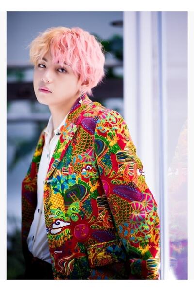 Universal Idol V / Taehyung Tablou cu păr roz Poster decorativ din lemn Cod1410