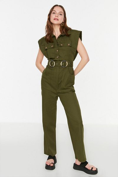 Trendyol Collection Khakifarbener, gewebter Jumpsuit mit Gürtel und Knopfdetail TWOSS21TU0071