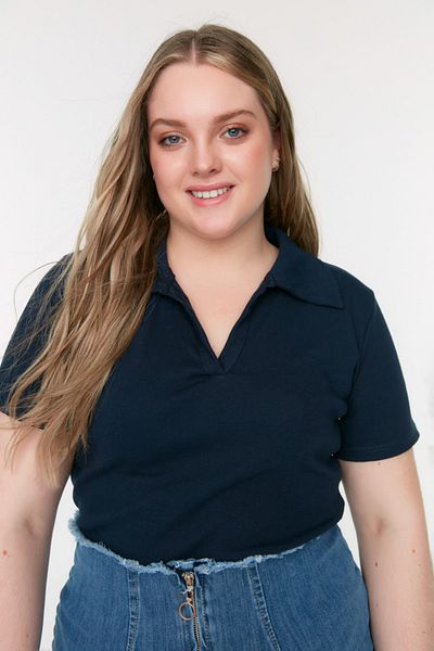 Trendyol Curve Marineblaue, körperbetonte, gerippte Strickbluse mit Polokragen TBBSS22BZ0750
