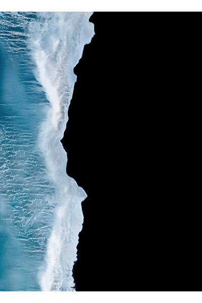 Universal O plajă cu nisip negru în Islanda, care se întâlnește cu un val min...