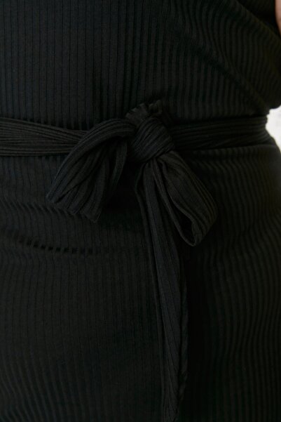 Trendyol Curve Schwarzes Strickkleid mit Gürtel und Schlitz TBBSS22EL0532