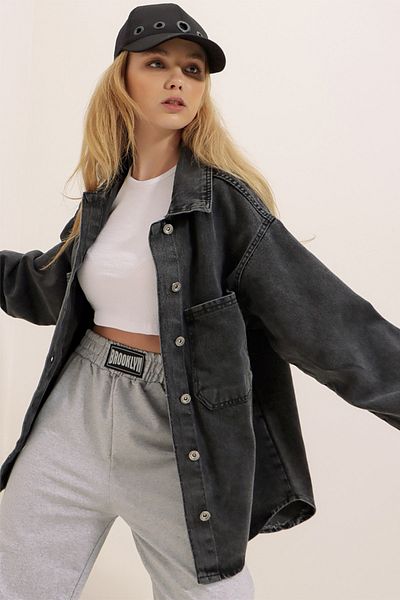 Trend Alaçatı Stili Anthrazitfarbene, gewaschene Oversize-Jeansjacke mit zwei Taschen für Damen ALC-X8152