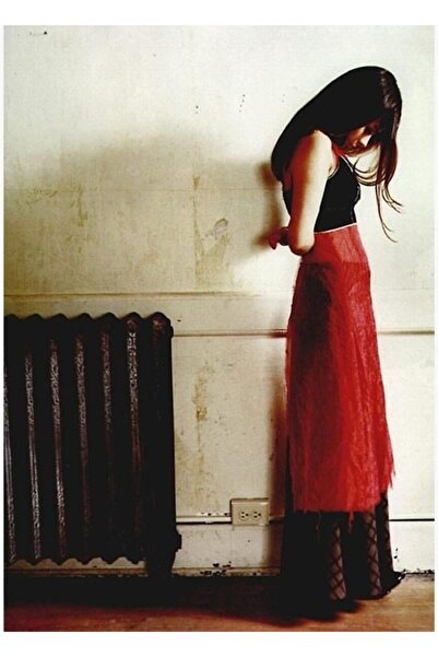 Universal Mazzy Star - Kırmızı Elbise Tablo Ahşap Poster Dekoratif