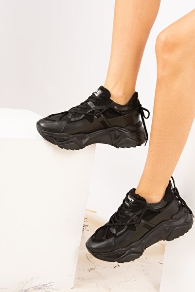 Fox Shoes Чорні жіночі кросівки на товстій підошві J820022209