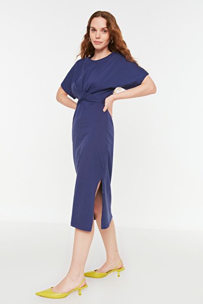 Trendyol Collection Indigó 100% pamut derékra ülő Midi kötött ceruza ruha hasítékkal és nyakkendővel TWOSS21EL0404