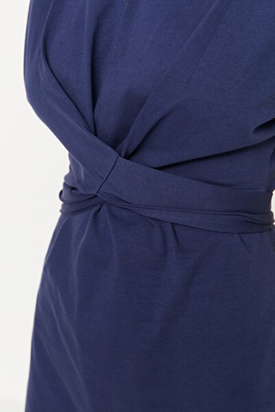 Trendyol Collection Indigó 100% pamut derékra ülő Midi kötött ceruza ruha hasítékkal és nyakkendővel TWOSS21EL0404