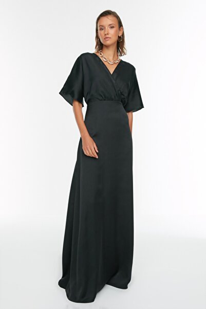 Trendyol Collection Μαύρο κομμένο υφαντό σατέν μακρύ κομψό βραδινό φόρεμα νυχτερινής αποφοίτησης TPRSS22AE0076
