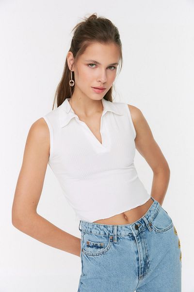 Trendyol Collection Weiße, eng anliegende, kurze, dehnbare Strickbluse mit Polokragen TWOSS22BZ0335